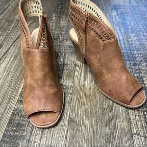 CL by  Laundry 🌻 Tan Heeled Sandals 6.5